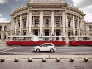 DriveNow, das Carsharing-Joint Venture der BMW Group und der Sixt SE, bietet in München, Berlin, Düsseldorf, Köln, Hamburg, Wien und London sowie in San Francisco hochwertige Premiumfahrzeuge der Marken BMW und MINI zur Miete nach dem Free-Floating Prinzip an.